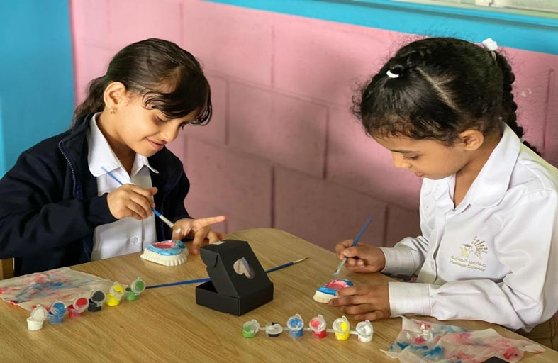 «استوديو الصناع» في شرطة دبي يحتفي بيوم الأم مع أطفال روضة حماية 