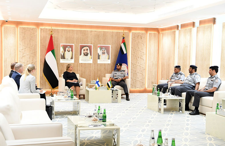 قائد عام شرطة أبوظبي يلتقي سفيرة فنلندا