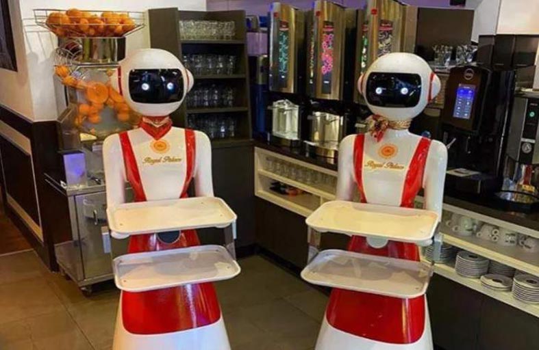 مطعم يوظف روبوتات لتقديم المشروبات