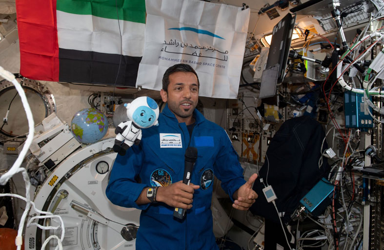 محمد بن راشد للفضاء ينظم لقاءات دورية بين الجمهور ورائد الفضاء سلطان النيادي في جميع أنحاء الإمارات