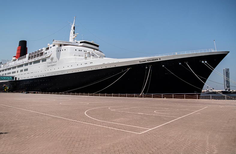 السفينة «كوين إليزابيث 2» تحتفي بمرور 4 سنوات على تحويلها لأكبر فندق عائم في دبي