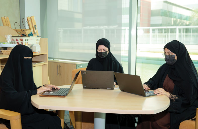 3 طالبات من جامعة الإمارات يُنهين بنجاح فترة التدريب في «لولو موني»