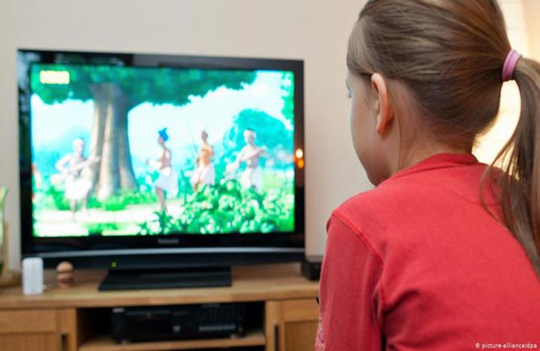 مشاهدة التلفزيون والأكل معاً تضر القدرات اللغوية للأطفال 