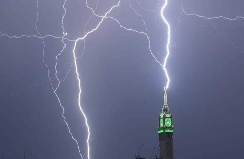 البرق يلامس برج الساعة في مكة المكرمة 