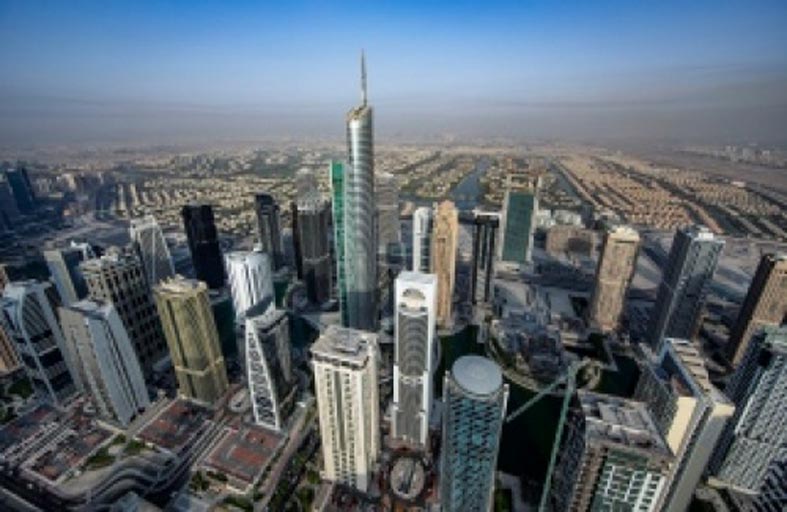مصاب بالتوحد يتحول إلى عارض أزياء