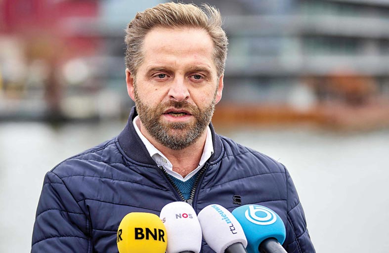 بايدن يفرض قيوداً جديدة.. وجونسون يعيد فرض ارتداء الكمامة