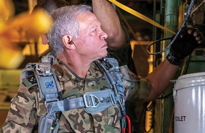 الملك عبدالله يشارك بإنزال مساعدات في غزة   