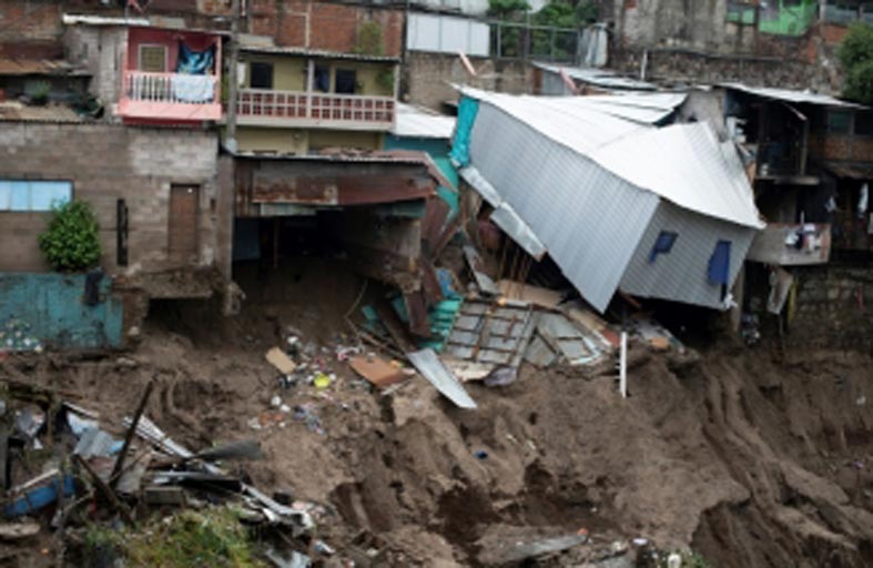  عاصفة قاتلة تضرب السلفادور وغواتيمالا  