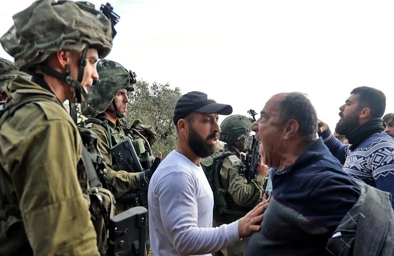 مستوطنون يشتبكون مع فلسطينيين في بلدة ملتهبة بالضفة 