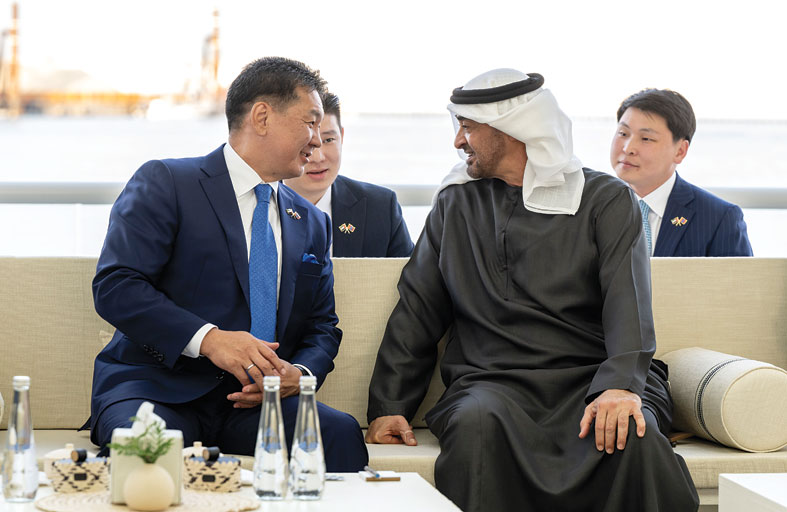 رئيس الدولة ورئيس منغوليا يبحثان علاقات التعاون ويشهدان تبادل مذكرات تفاهم بين البلدين 