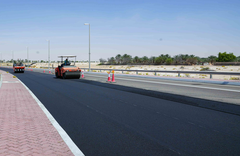 تواصل أعمال صيانة الطرق بمنطقة الظفرة 