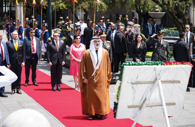 ولي عهد أبوظبي يضع إكليلاً من الزهور أمام النصب التذكاري للاستقلال في العاصمة الإكوادورية كيتو 