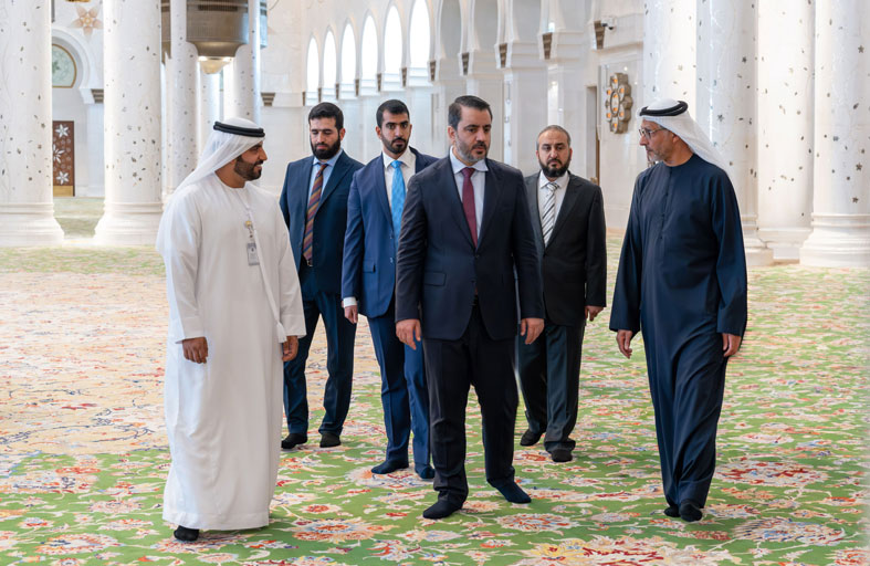 وزير الخارجية في الحكومة السورية الانتقالية يزور جامع الشيخ زايد الكبير في أبوظبي