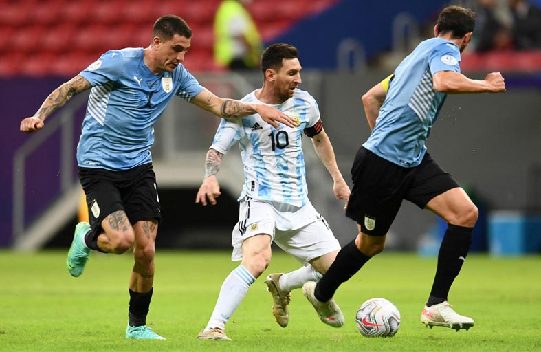 فوز أول لأرجنتين ميسي على حساب الأوروغواي 