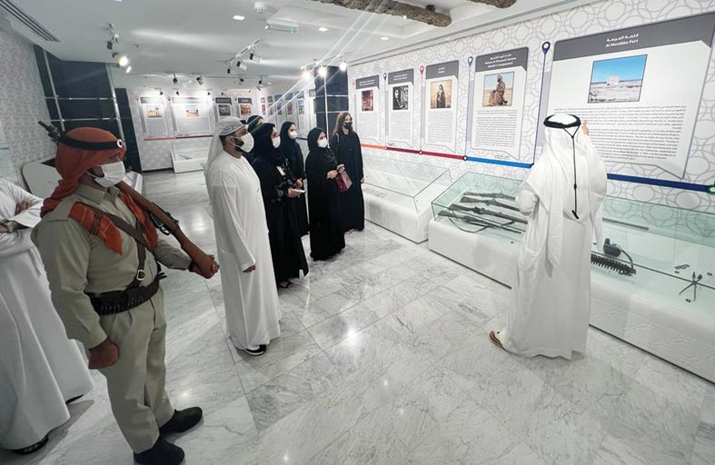 وفد مكتبة محمد بن راشد يزور متحف المربعة ويطلع على مسيرة شرطة أبوظبي