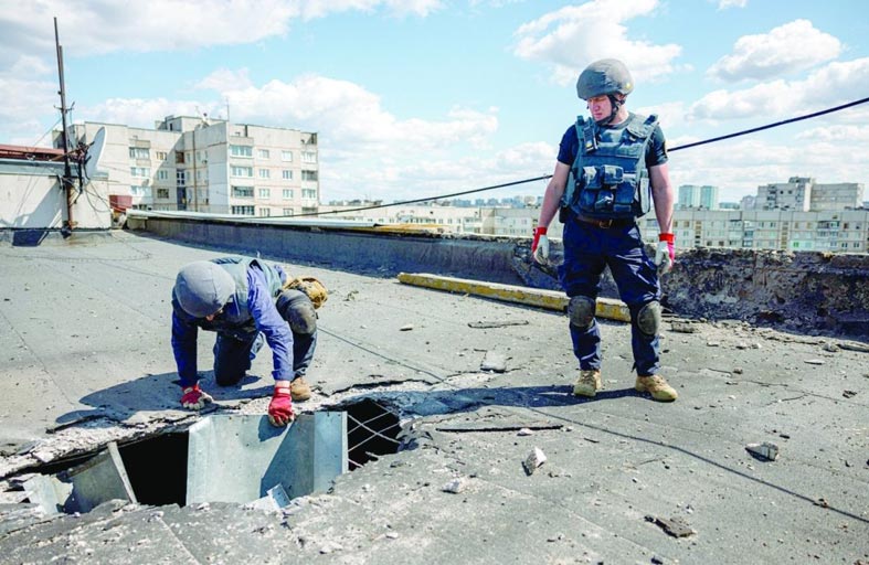 خاركييف الأوكرانية.. خبراء يبحثون عن بقايا الصواريخ 