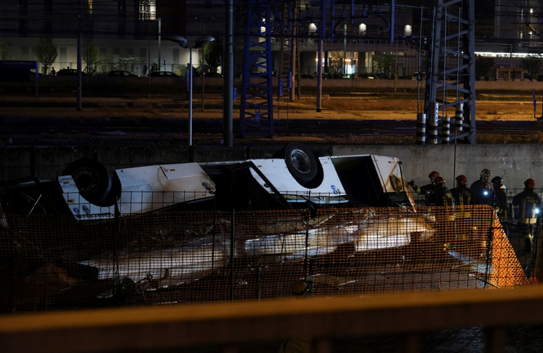 «مأساة فينيسيا».. 21 قتيلا في سقوط حافلة من فوق جسر