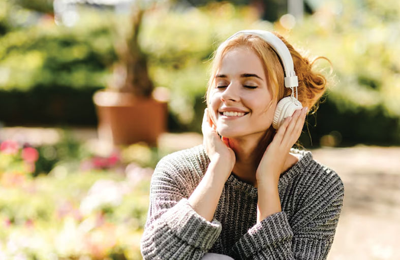 كيف تسيطر الأصوات حولك على عقلك دون أن تشعر؟