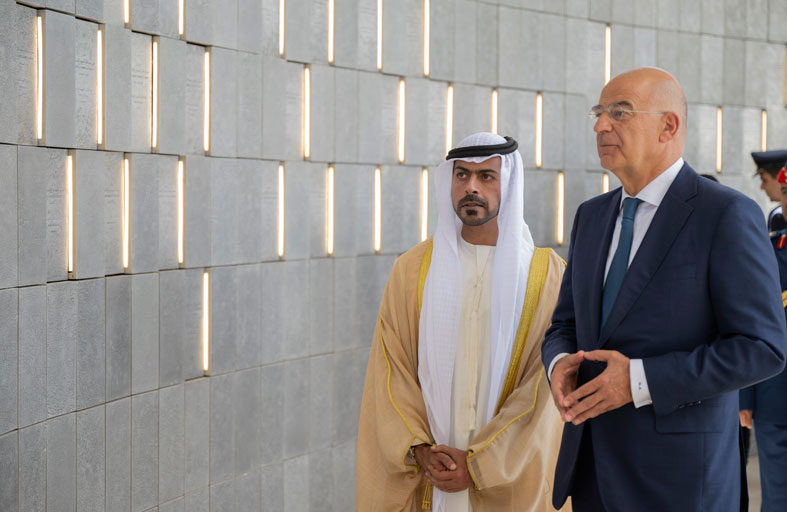 خليفة بن طحنون يستقبل وزير الدفاع اليوناني في واحة الكرامة