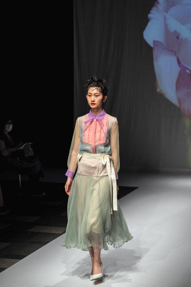 عارضة تقدم زيًّا من ماركة Adelly من تصميم ميكي كوماتسو لمجموعة خريف وشتاء 2021 في أسبوع الموضة في طوكيو. ا ف ب