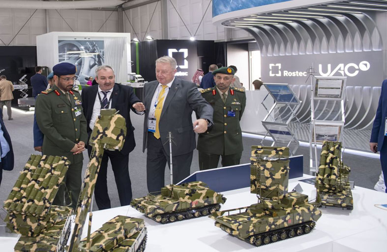 الوكيل المساعد للإسناد والصناعات الدفاعية يزور عددا من أجنحة الشركات في معرض دبي للطيران