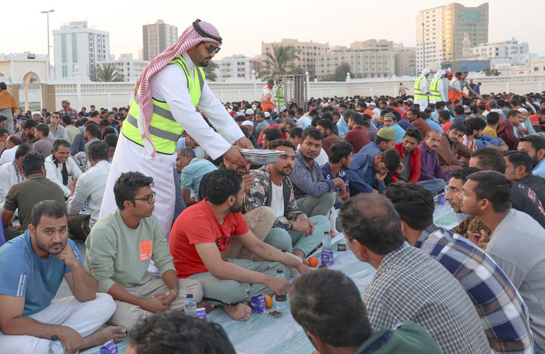 «الشارقة الخيرية» تبدأ توزيع 33 ألف وجبة إفطار صائم يومياً داخل الدولة