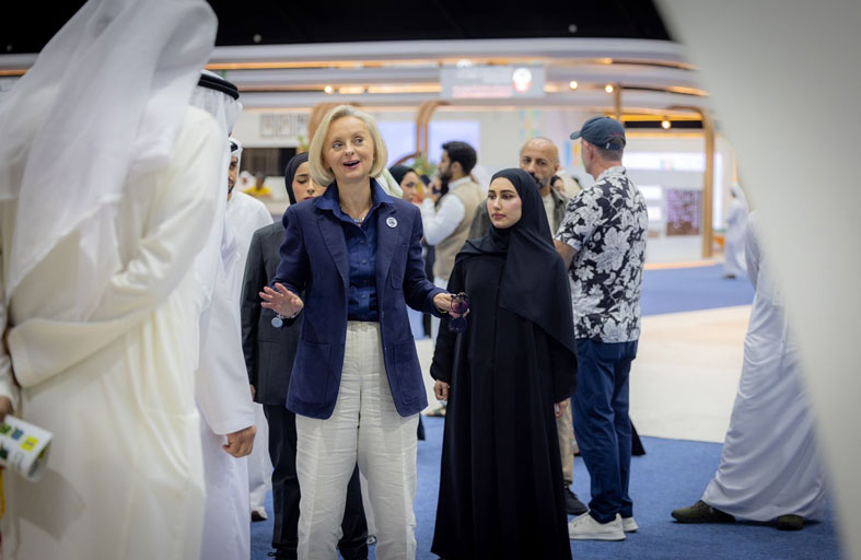 سفيرة الولايات المتحدة الأمريكية لدى الدولة تزور مهرجان ليوا للرطب وتشيد بفعالياته ومسابقاته