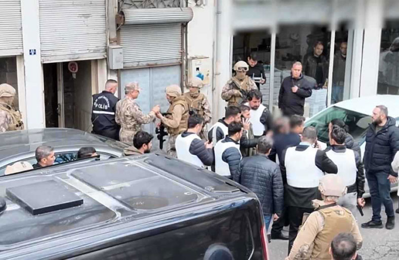 معالج نفسي يقنع  مسلحاً بالاستسلام 