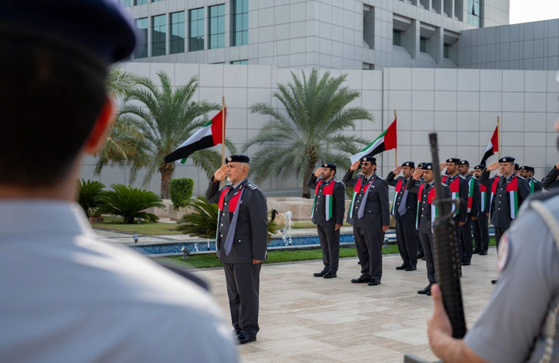 شرطة أبوظبي تحتفل بيوم العلم