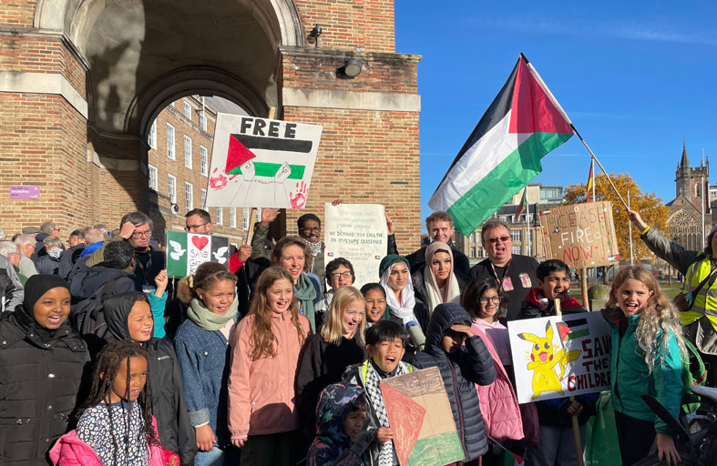 بريطانيا.. طلاب المدارس يناهضون الحرب على غزة