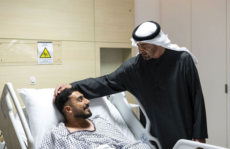 رئيس الدولة يزور عدداً من المصابين الذين يتلقون العلاج في المستشفى 