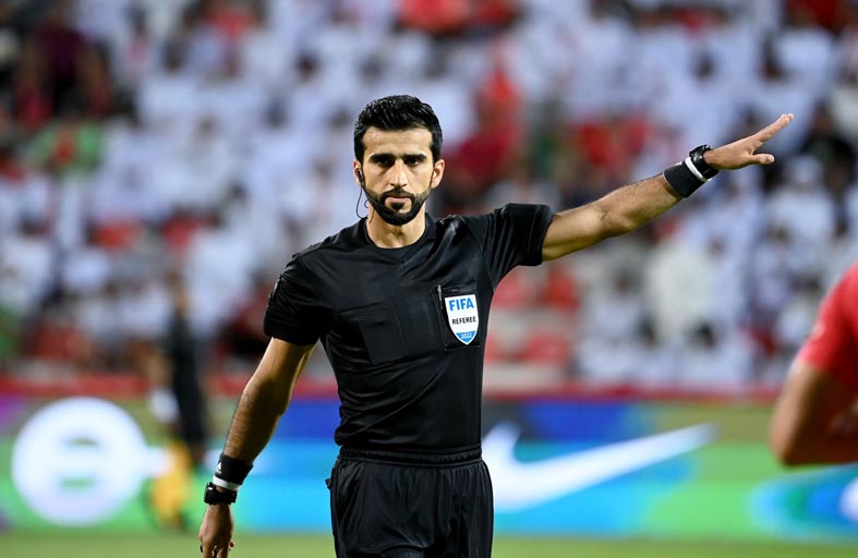 الإماراتي سلطان محمد يدير مباراة عمان ولبنان في بطولة غرب آسيا