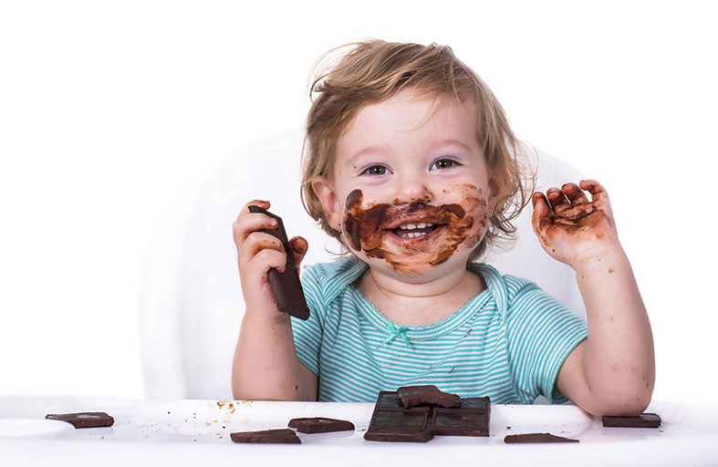خبيرة تغذية تحذر من مخاطر الشوكولاتة المرة على الأطفال