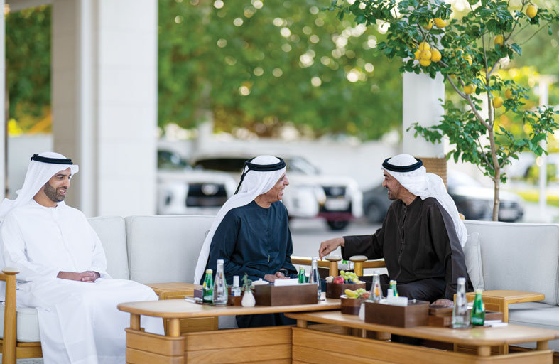 رئيس الدولة يبحث مع حاكم رأس الخيمة عددا ً من الموضوعات التي تتعلق بشؤون الوطن والمواطن  