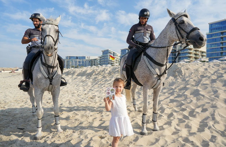 شرطة أبوظبي تفعّل دورية الفرسان الشاطئية