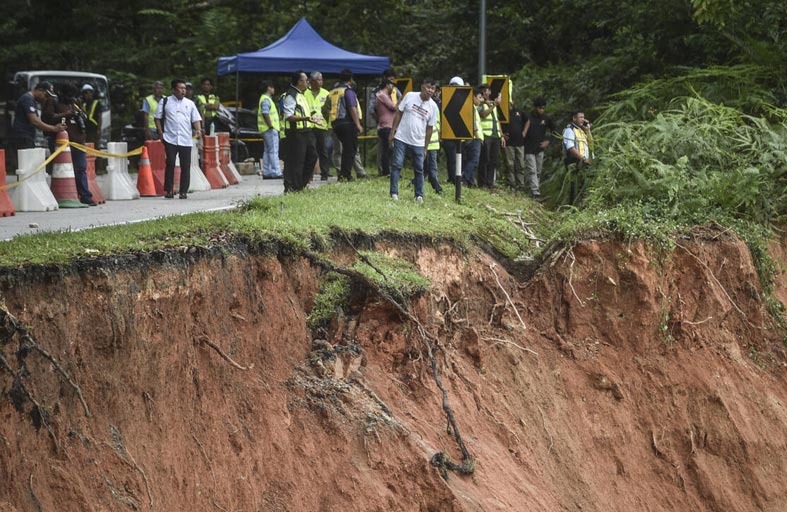  ارتفاع حصيلة انهيار أرضي في ماليزيا إلى 25 قتيلاً