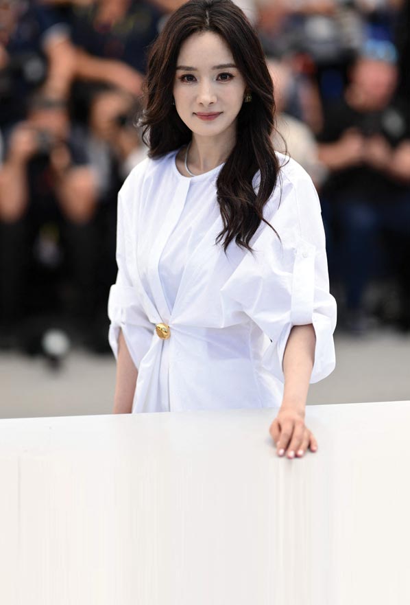 الممثلة الصينية يانغ مي خلال جلسة تصوير لفيلم  She’s Got No Name  في مهرجان كان السينمائي. (ا ف ب)