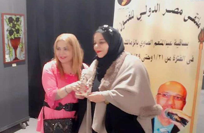 ملتقى مصر الدولي للفنون  بساقية  عبد المنعم  الصاوي بالقاهرة  يكرم الإعلامية سحر حمزة