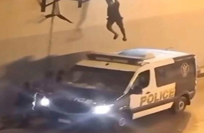 حقيقة لص سقط على سيارة شرطة في مصر
