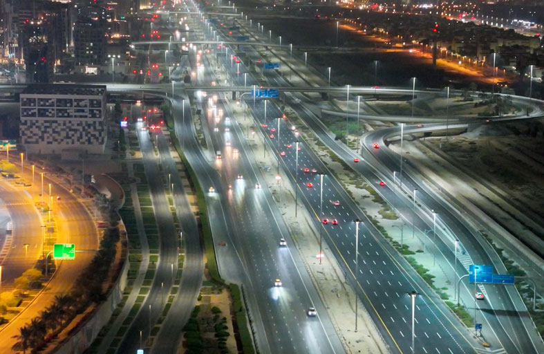 بلدية مدينة أبوظبي تنجز صيانة إسفلت الطريق المؤدية لمطار أبوظبي الجديد بشارع الشيخ زايد 