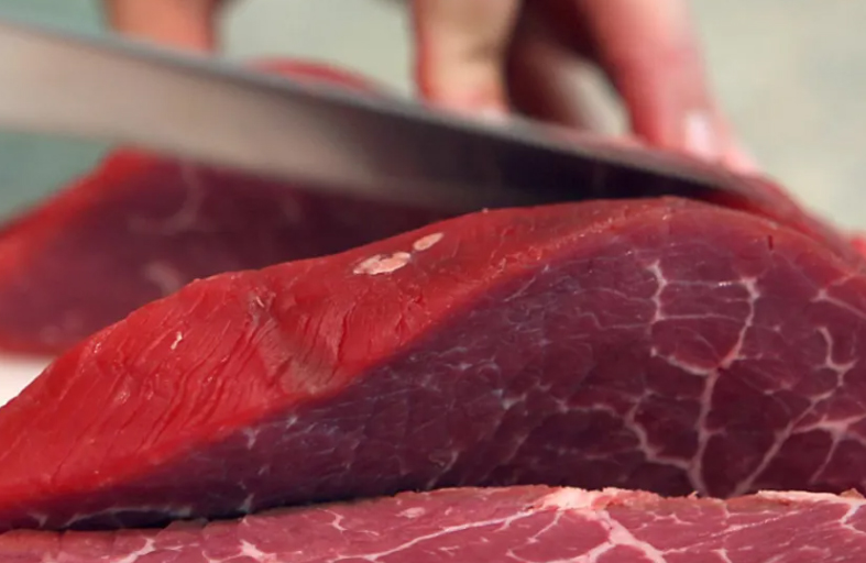 تناول اللحوم الحمراء يؤدي إلى أمراض القلب والسكري 
