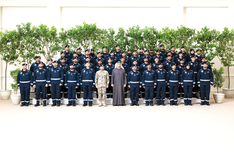 رئيس الدولة يستقبل فريق الإمارات للبحث والإنقاذ ويشيد بجهودهم الإنسانية العالمية 