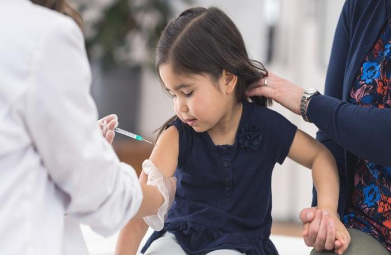 بريطانيا تبدأ في تطعيم الأطفال من سن الــ5