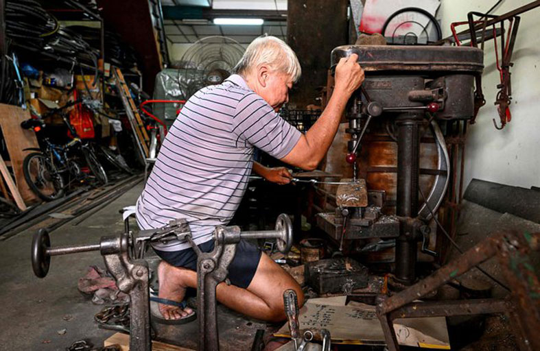 ماليزي يتولّى تصنيع عربات ريكشا القديمة في ممارسة تقترب من الاندثار 
