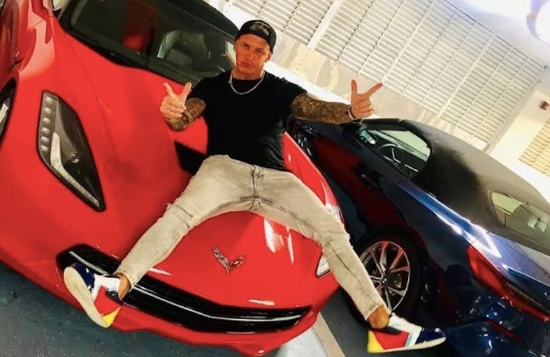 تباهى بثروته قبل العثور على جثته 