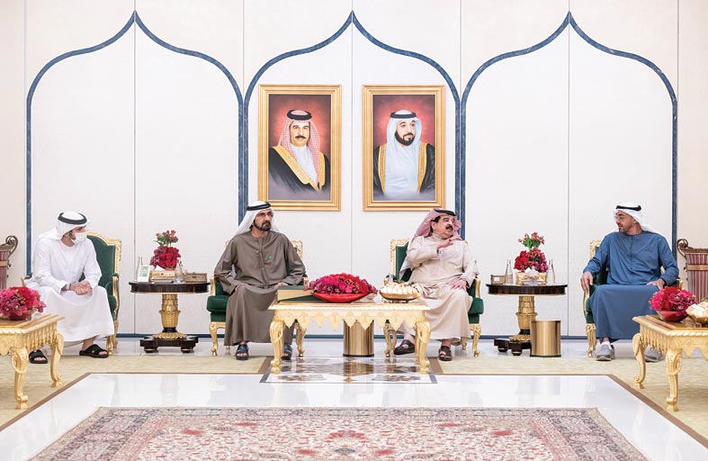 ملك البحرين يستقبل محمد بن راشد ومحمد بن زايد بمقر إقامته في أبوظبي