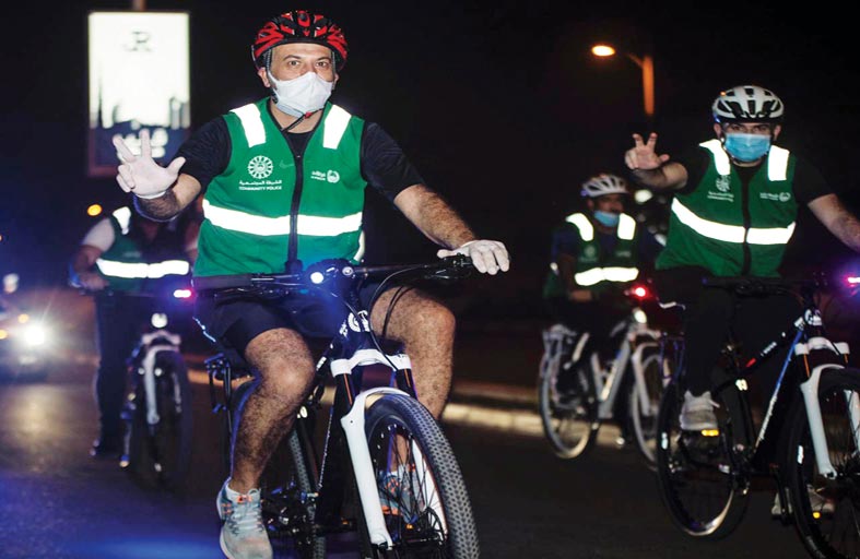 16 لاعب كرة قدم يتطوعون في مبادرة شرطة دبي «شارك مع فرق الدراجات الهوائية»