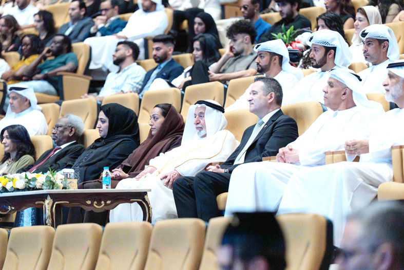 سلطان القاسمي يشهد حفل تخريج طلبة أكاديمية الفنون الأدائية بجامعة الفنون في الشارقة 