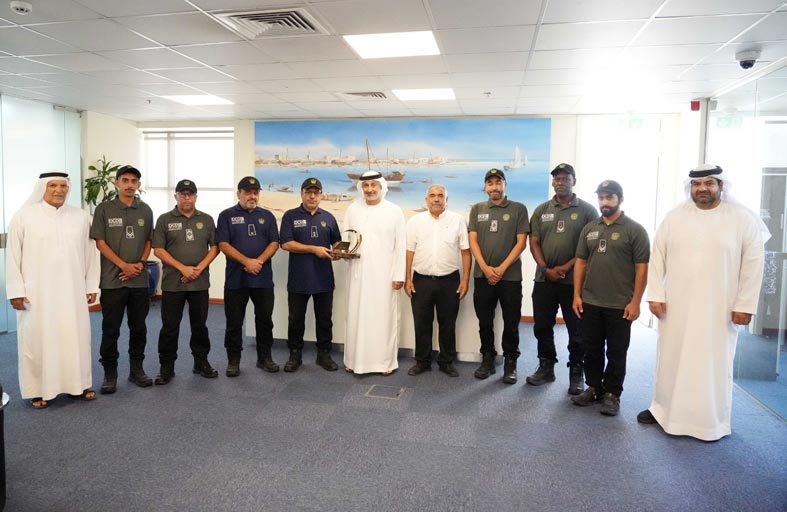 «دبي البحري» يكرم إدارة الدفاع المدني وفريق دولفين