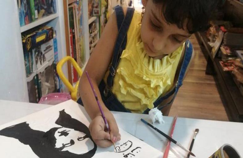 موهوبة بالفطرة.. طفلة تعيد رسم الوجوه من جديد